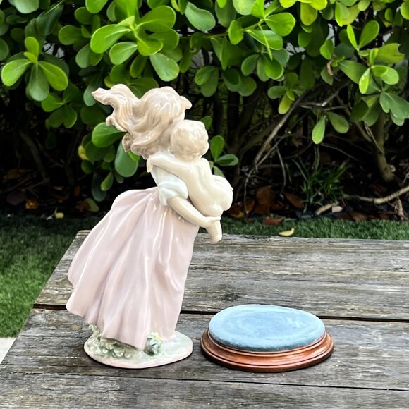 Lladro Figurine Playing Mom Girl With Baby & Flowers #6681 Retired with Box - Picture 11 of 16